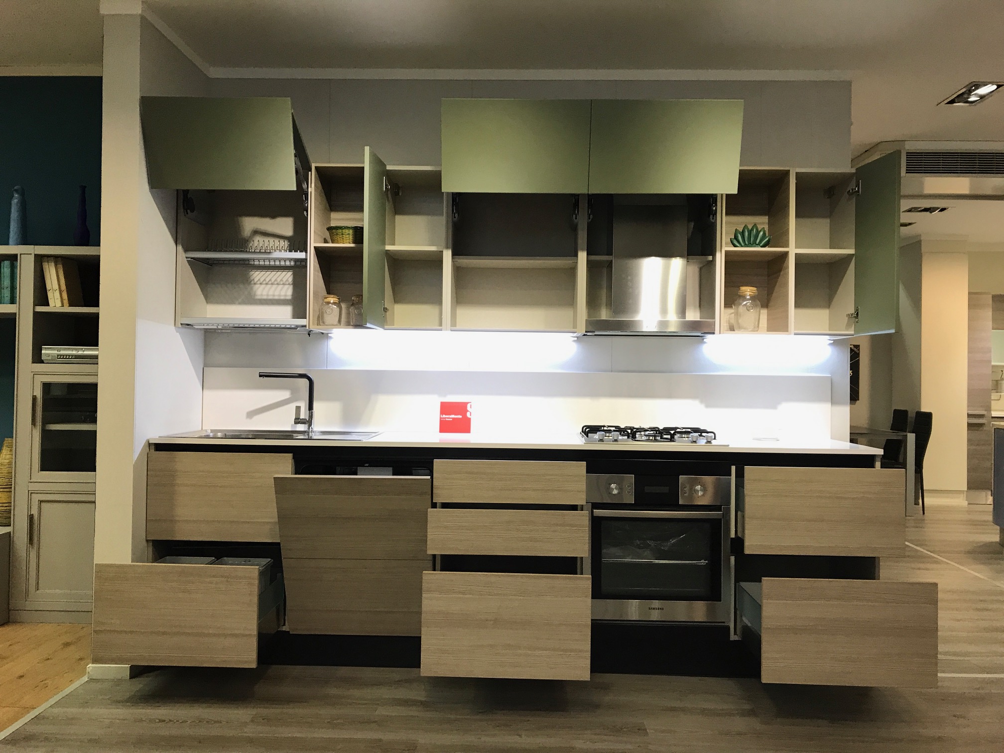 Кухни сток. Кухни Scavolini. Дятьково мебель кухни. Выставка кухонь. Scavolini Flux остров Размеры.